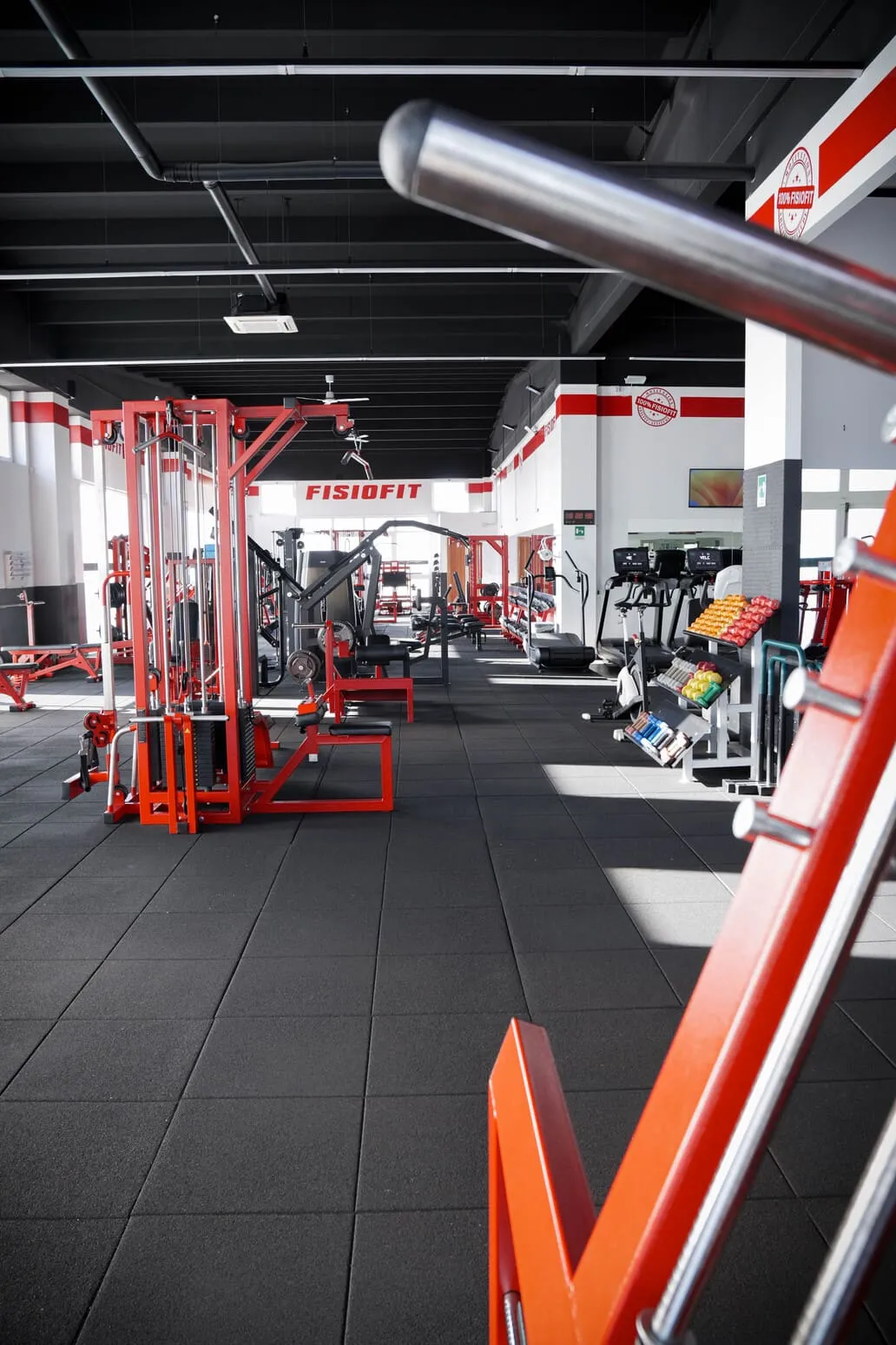 Postazioni di allenamento assistito con personal trainer nella sala pesi Fisiofit