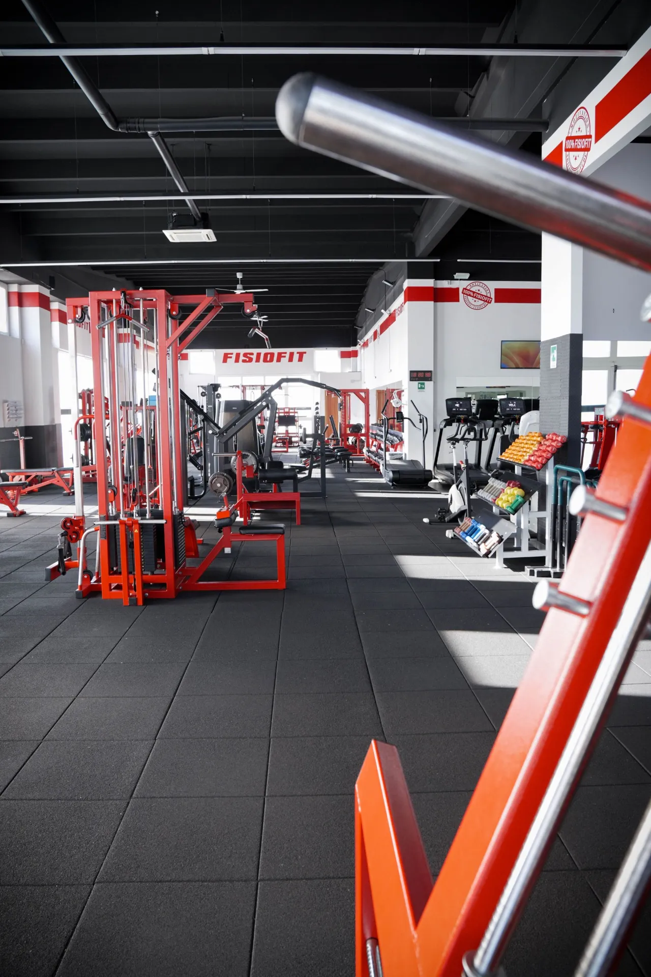 Zona pesi e cardio FISIOFIT – attrezzature professionali